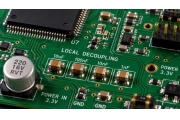 1µF 和 4.7µF MLCC 用於局部電源濾波和信號去耦